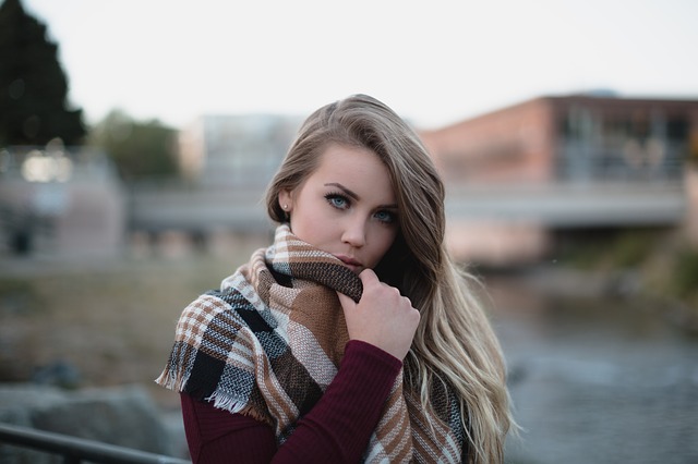 šála blondýny